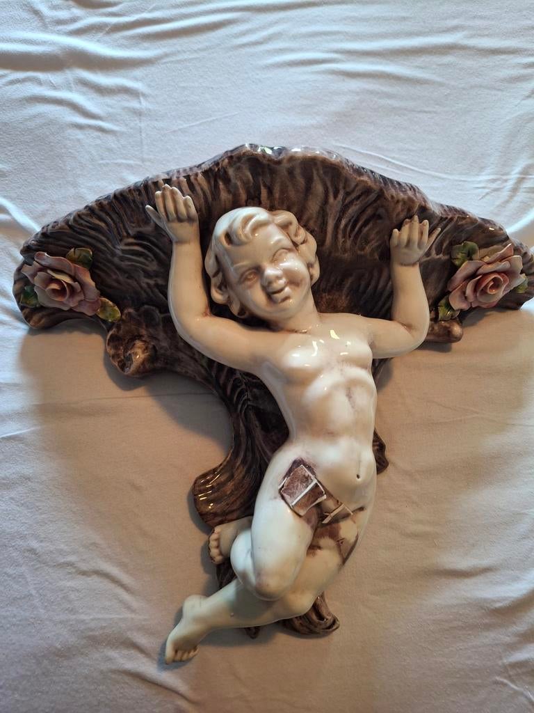 Plateau voor aan muur met engel, Ophalen