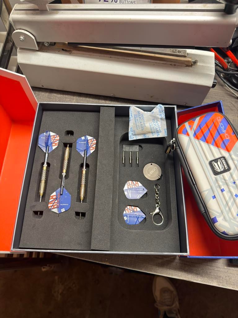 Target Raymond van barneveld rvb chrono 25 gram, Ophalen, Zo goed als nieuw, Pijlen