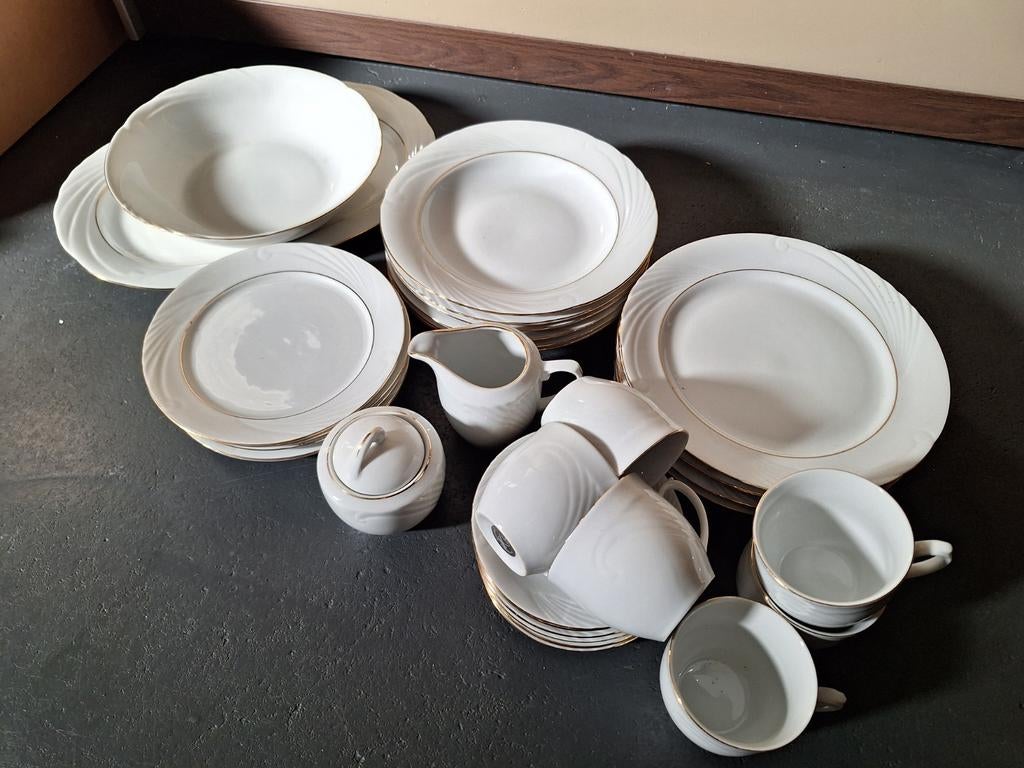 Mooi 6-delig wit servies met gouden randje, Ophalen, Zo goed als nieuw, Effen, Porselein