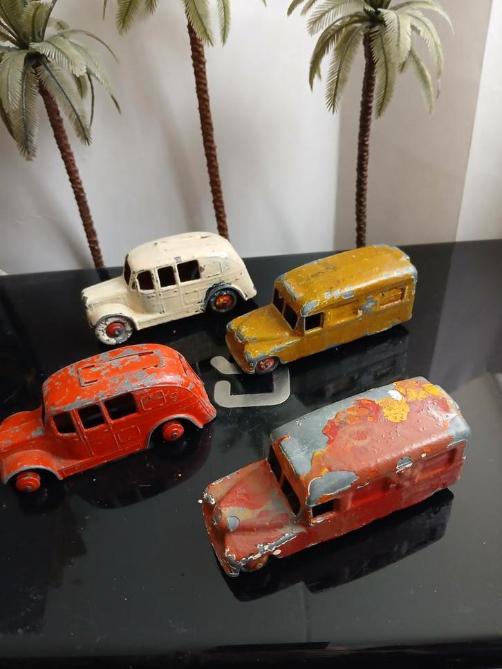 4x Dinky toys, opknappers.  Daimler Ambulance en Fire Engine, Hobby en Vrije tijd, Modelauto's | 1:43, Gebruikt, Dinky Toys, Ophalen of Verzenden