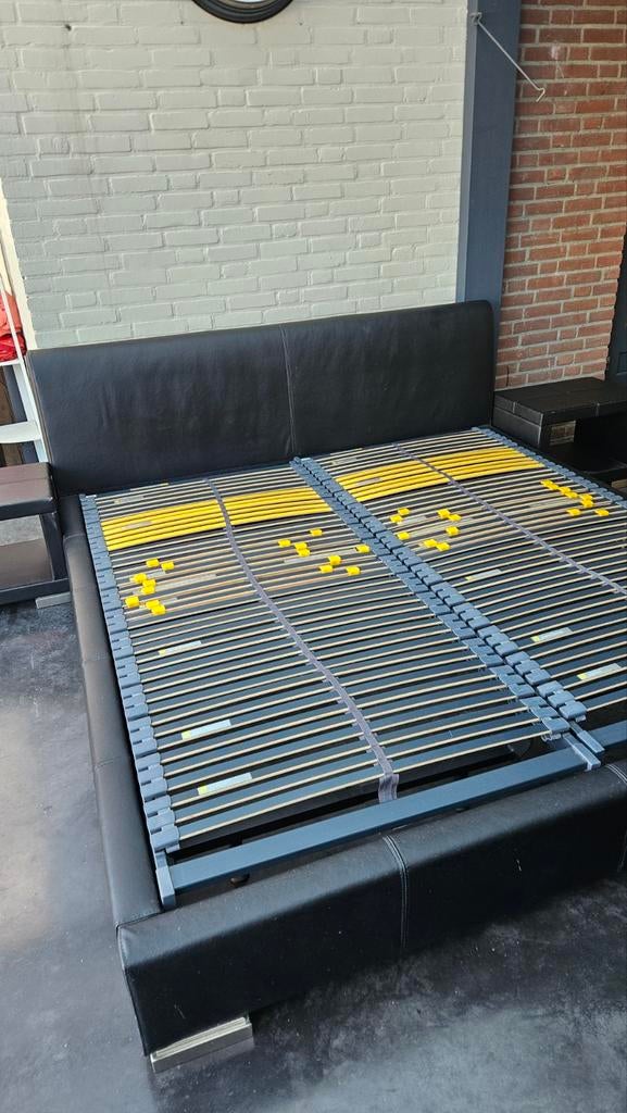 Lederen bedombouw Goossens met 2 Bossflex 600 lattenbodems, Ophalen, Gebruikt, Overige materialen, Tuinhek