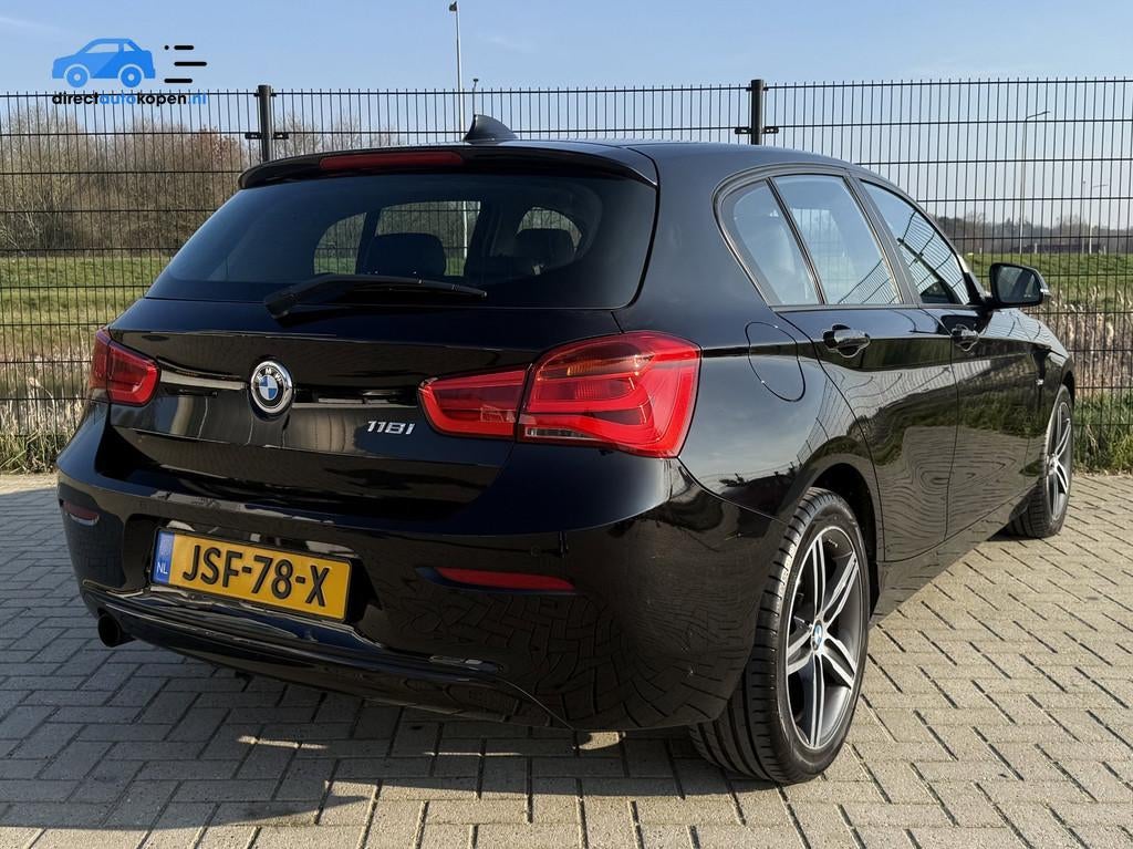 BMW 1-serie 118i Sport Line Aut.| Leder | PDC Voor & Achter, Auto's, BMW, Gebruikt, Lichtsensor, Zwart, Leder