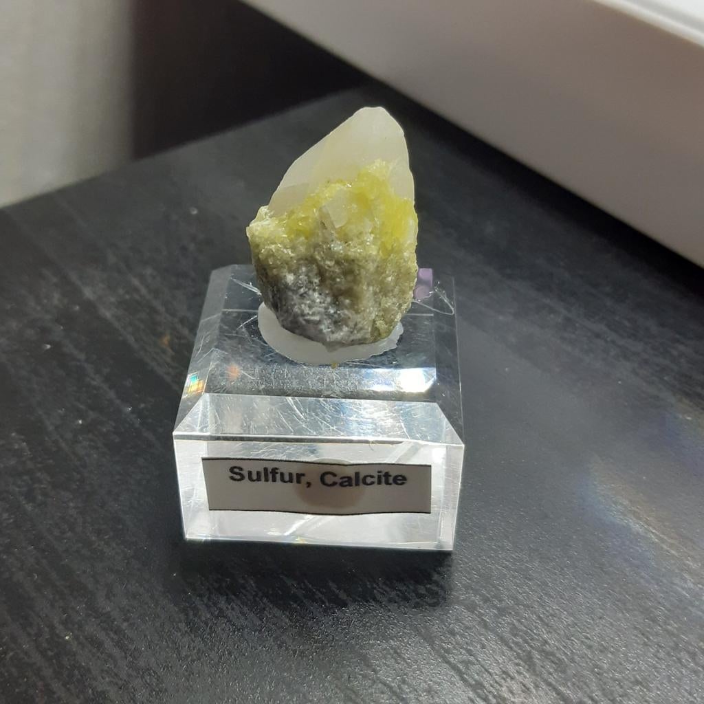 Calciet met sulfiet op sokkel, Verzamelen, Mineralen en Fossielen, Verzenden