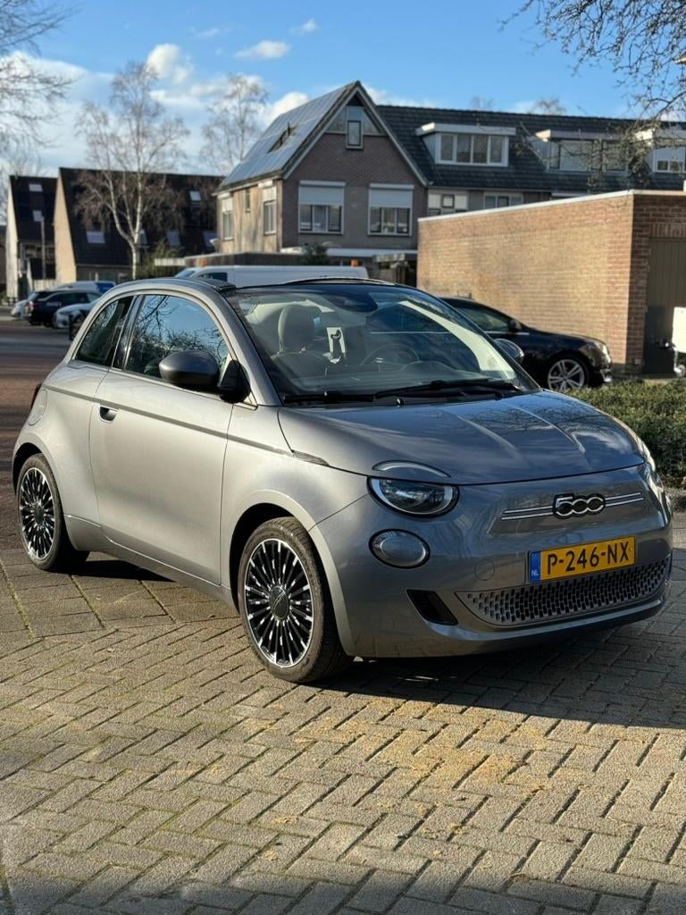 Fiat 500 24kWh 70pk Aut 2022 Grijs, Auto's, Fiat, Stof, 50 €/maand, Zwart, Cabriolet