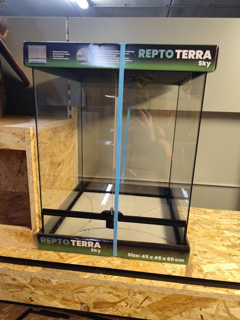 Nieuw terrarium ReptoTerra Sky 45/45/60 met barst in bodem, Ophalen