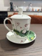 Kop met schotel en theezeef, Huis en Inrichting, Keuken | Servies, Nieuw, Ophalen of Verzenden, Overige stijlen, Kop(pen) en/of Schotel(s)