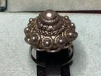 ANTIEKE GEKEURD ZILVER RING MET GROTE ZEEUWSE KNOP, Sieraden, Tassen en Uiterlijk, Verzenden, Zilver, Ring