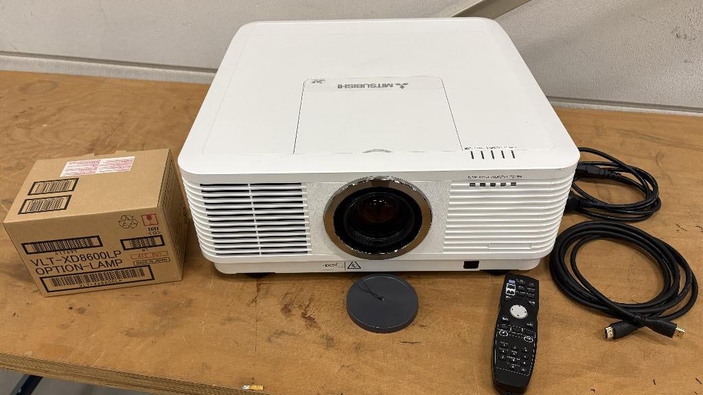 Mitsubishi projector / beamer WD8700U, Audio, Tv en Foto, Beamers, Ophalen, Zo goed als nieuw, DLP, Mitsubishi