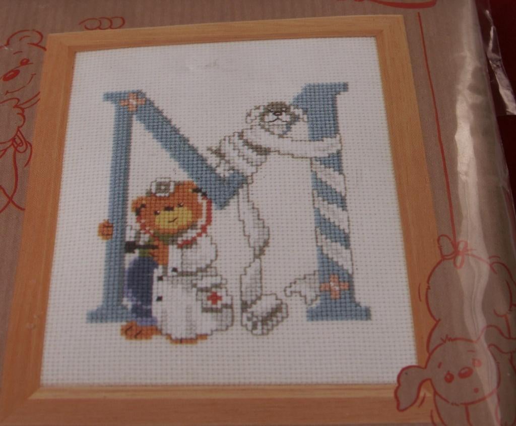 Compleet borduurpakket letter M met aapje en beren, Ophalen of Verzenden, Nieuw, Patroon