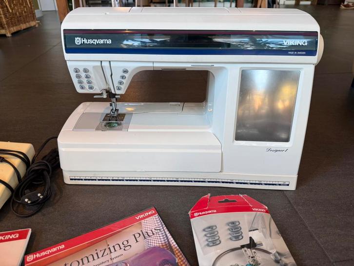 Husqvarna Designer 1 met borduurmodule, Hobby en Vrije tijd, Naaimachines en Toebehoren, Zo goed als nieuw, Naaimachine, Husqvarna