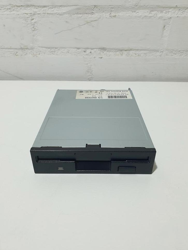 Floppy Disk Drive 3.5" Alps Electric DF354H Intern 1.44MB, Computers en Software, Optische drives, Zo goed als nieuw, Intern, Windows