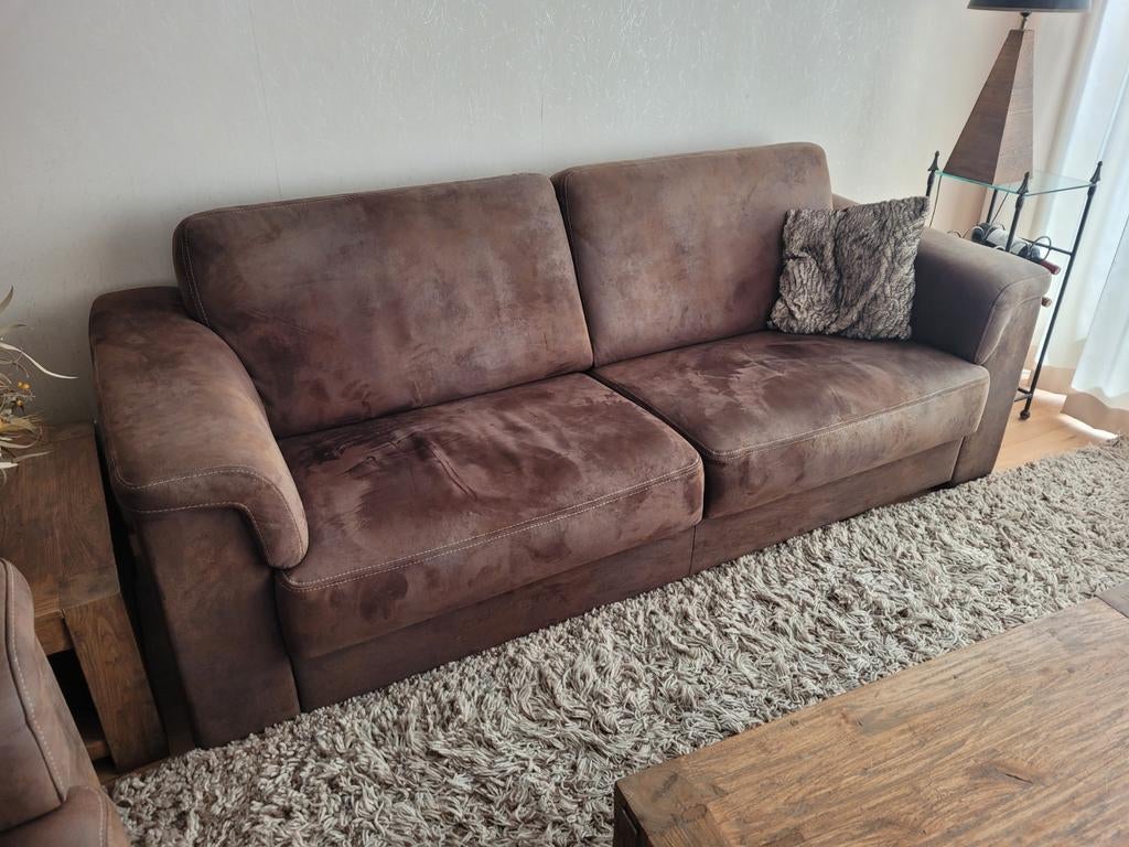 2 Comfortabele 2-zitsbanken in bruin suède stof, Huis en Inrichting, Ophalen, Modern, Comfortabel, Gebruikt, 150 tot 200 cm