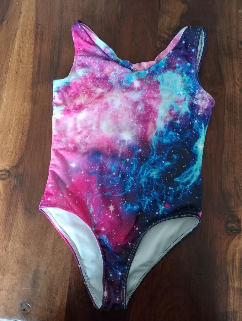 Badpak meisje maat 122 - Galaxy print, Kinderen en Baby's, Kinderkleding | Kinder-zwemkleding, Ophalen of Verzenden, Gebruikt
