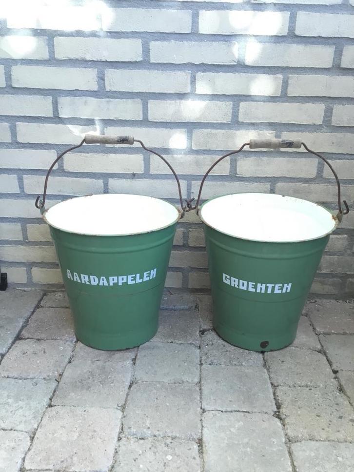 Vintage emaille emmers 'Aardappelen' en 'Groenten', Huis en Inrichting, Emmers, Gebruikt, IJzer, Met handgreep, Ophalen