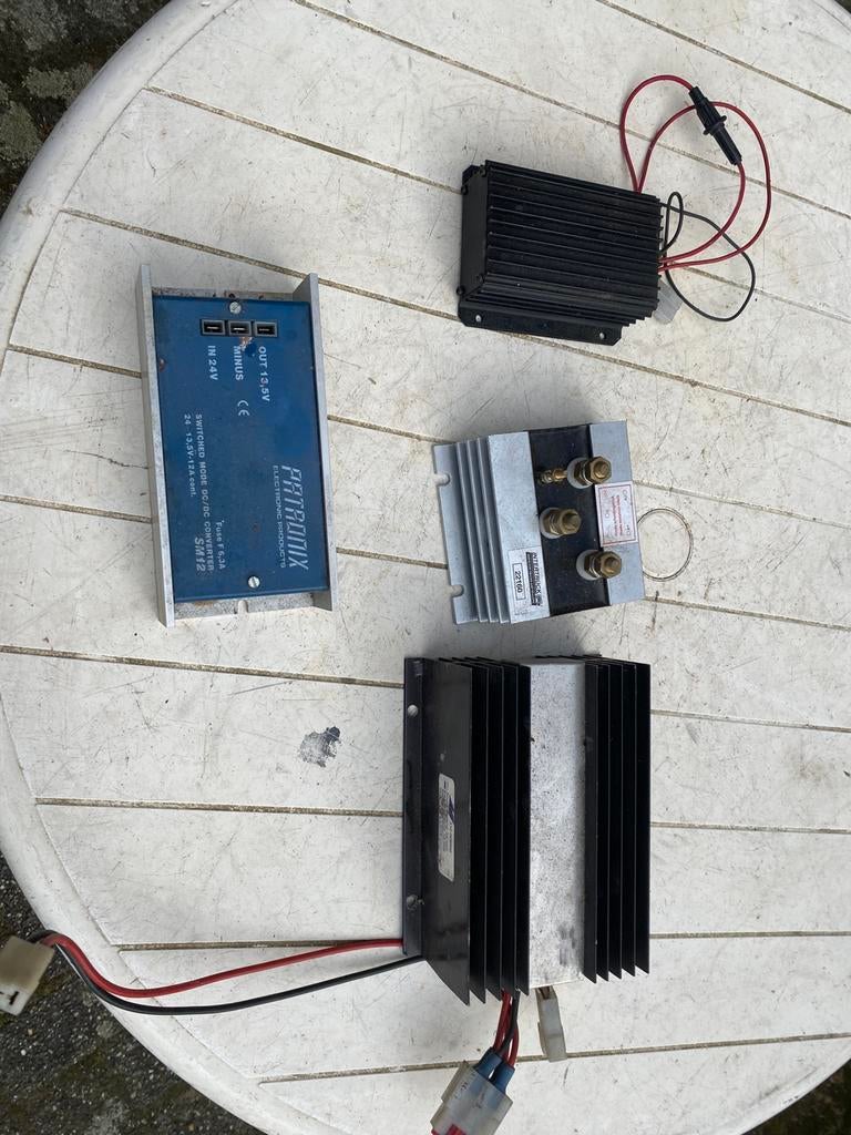 Vier omvormers van 24 naar 12 volt, Ophalen, Zo goed als nieuw, Overige typen