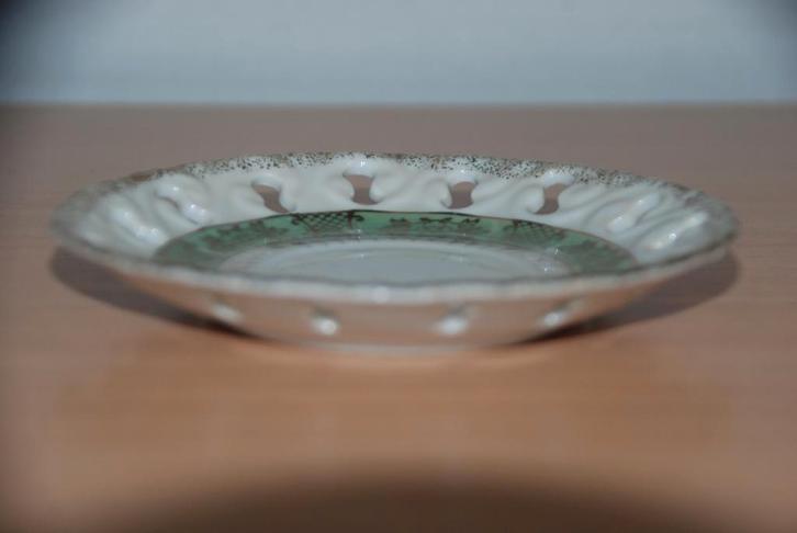 Schoteltje met gouden rand en groene band en gaatjes., Huis en Inrichting, Woonaccessoires | Schalen en Manden, Zo goed als nieuw