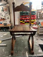 Antieke houten stoel met houtsnijwerk, Ophalen
