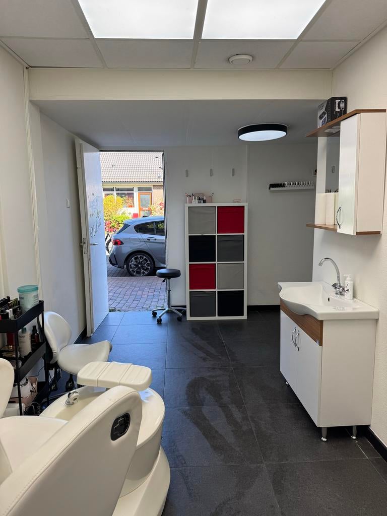 Te huur: ruimte in kapperszaak, Huidbehandeling