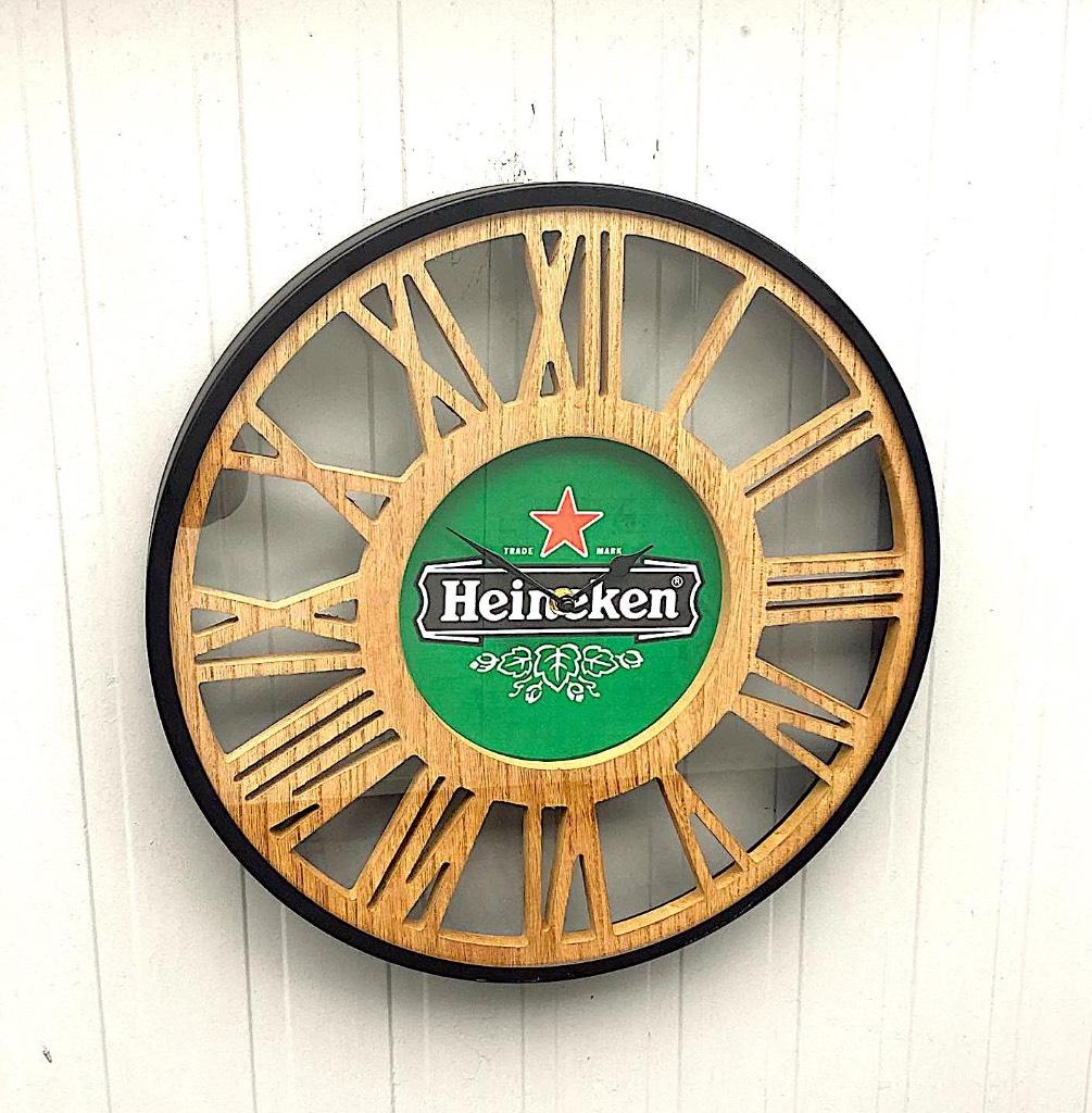 Te koop mancave cafe mooie Heineken klok, Ophalen of Verzenden, Zo goed als nieuw, Analoog, Wandklok