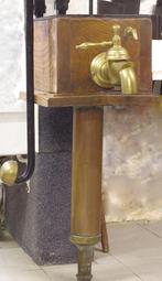 Antieke pomp uit Brabantse boerderij, Ophalen