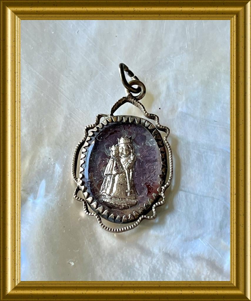 Oud klein hangertje: Maria, Sieraden, Tassen en Uiterlijk, Antieke sieraden, Ophalen of Verzenden, Overige materialen, Hanger