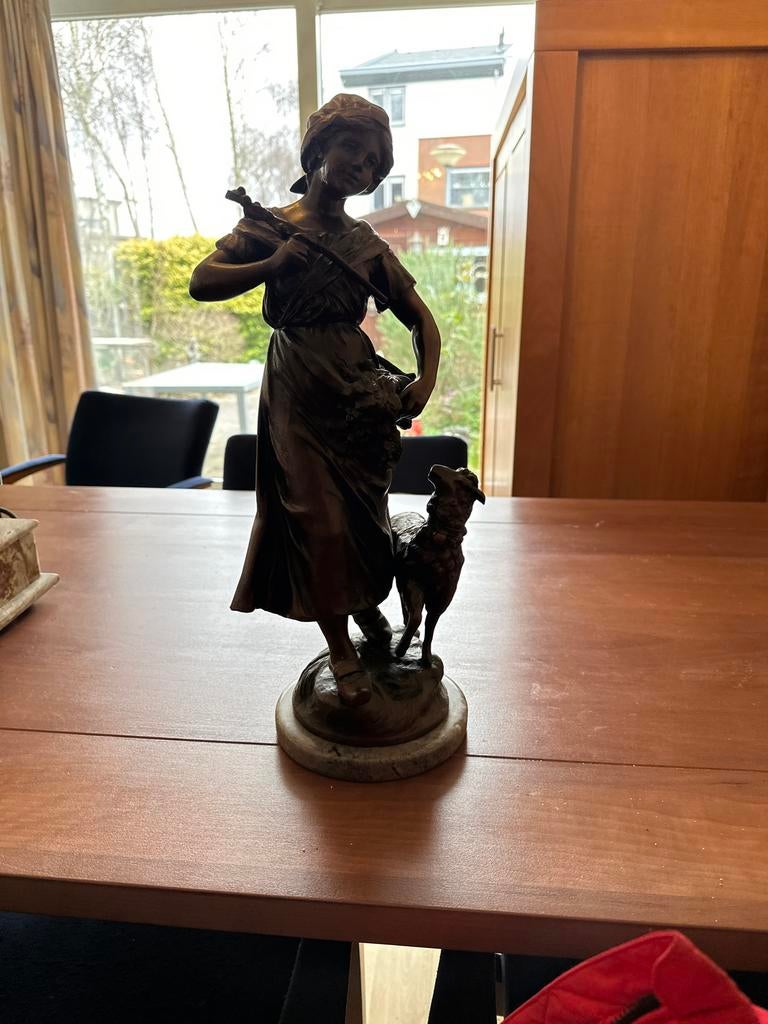 Bronzen beeld: Vrouw met schaap, Ophalen