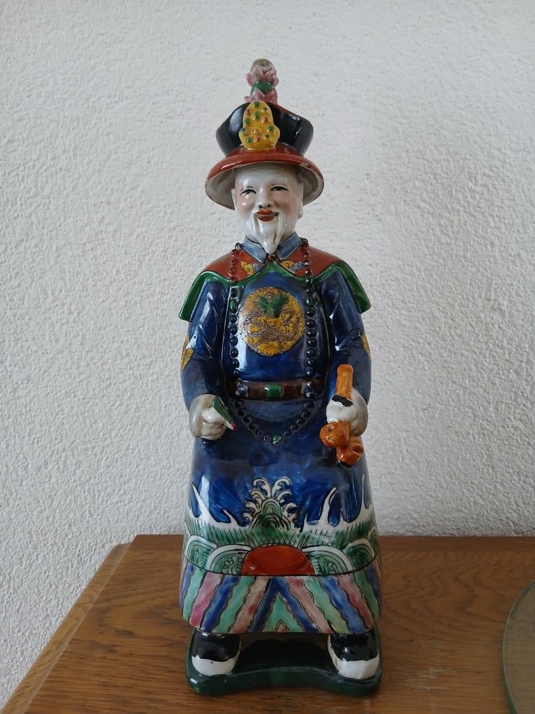 Chinees porselein beeld keizer op chinese kruk, Ophalen of Verzenden