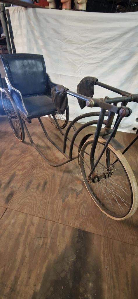 Antieke rolstoel met handaandrijving, Ophalen