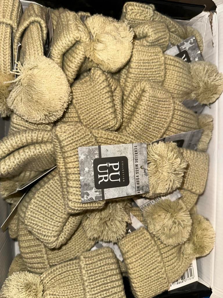 50 stuks partij verkoop gebreide mutsen met pompon - PUUR, Kleding | Dames, Mutsen, Sjaals en Handschoenen, Ophalen of Verzenden