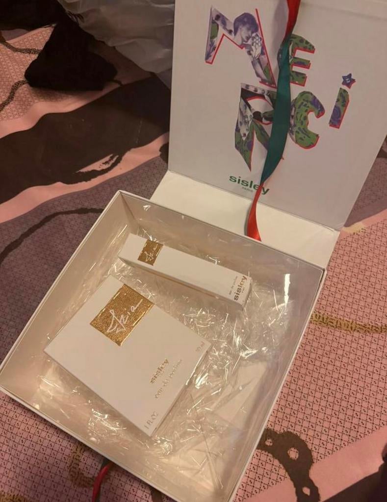 Sisley Izia Eau de Parfum 30ml nieuw cadeauset💕✨, Ophalen of Verzenden, Nieuw, Parfumfles, Gevuld
