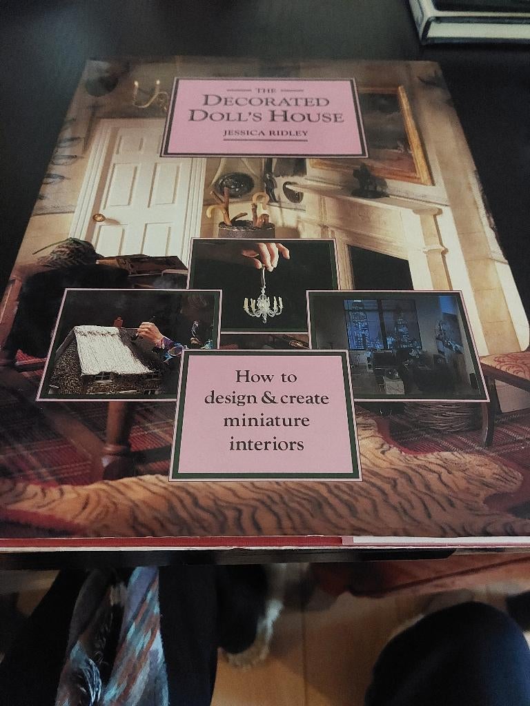 decorated dolls house    engels talig, Ophalen of Verzenden, Zo goed als nieuw, Poppenhuis