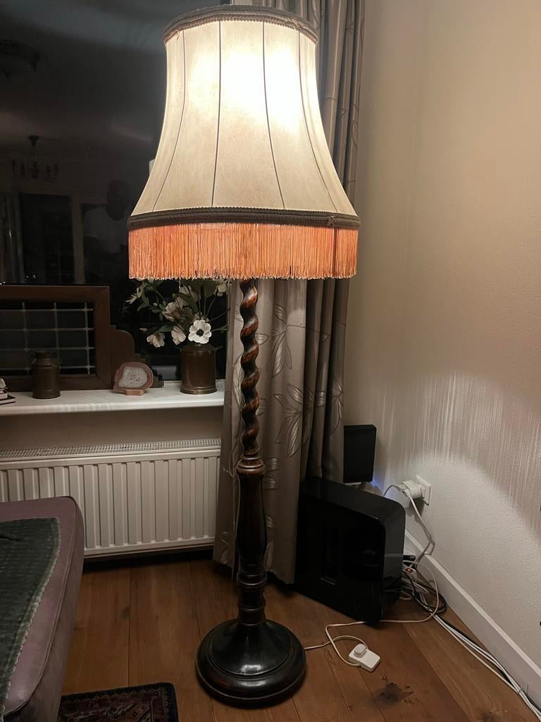 Antieke staande lamp met gedraaide houten poot, Ophalen
