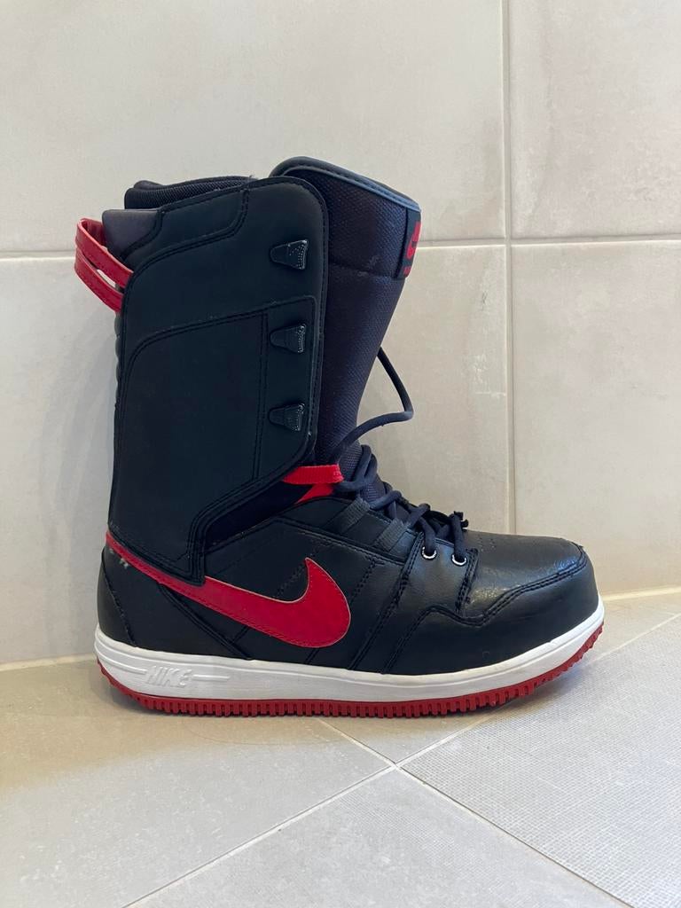 Nike Vapen zwart rood, Sport en Fitness, Snowboarden, Ophalen of Verzenden, Zo goed als nieuw, Schoenen