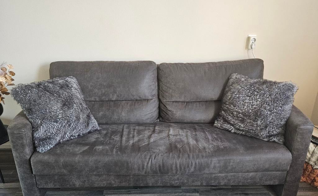 Donkergrijze bank in prima staat, Ophalen, Driepersoons, 75 tot 100 cm, Zo goed als nieuw