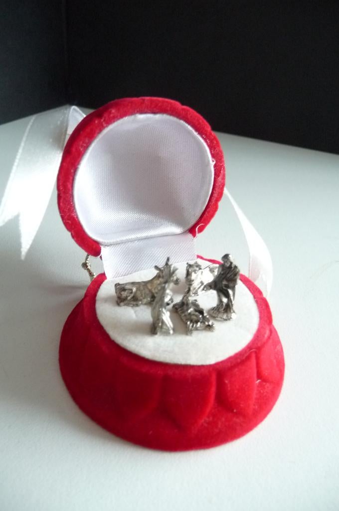 MINIATUUR KERSTSTALLETJE IN FLUWELEN KLOKJE, Verzenden, Gebruikt