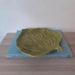 Linda Loves groen blad vormig bord / schaal / plateau, Porselein of Keramiek, Schaal, Ophalen of Verzenden, Zo goed als nieuw