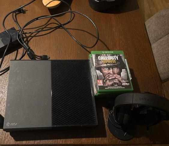 Xbox One: Console, 10 Games, headset en rgb standaard, Spelcomputers en Games, Spelcomputers | Xbox One, Gebruikt, Xbox One, 500 GB