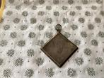 Oude metalen hanger 3x3 cm - E. Modderaar Nov. 1933-'34, Overige materialen, Gebruikt, Overige voorstellingen, Ophalen of Verzenden