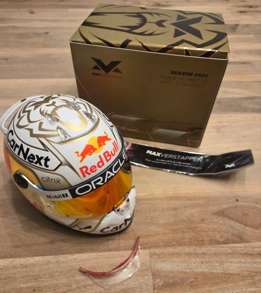 Max Verstappen Schuberth Helm seizoenshelm 2022 1:2  F1 GP, Ophalen of Verzenden, Zo goed als nieuw, Formule 1