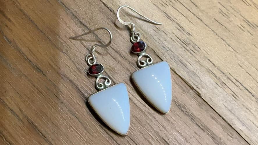 Sterling zilver 925 oorbellen met witte opaal en granaat, Hangers, Ophalen of Verzenden, Zo goed als nieuw, Met edelsteen