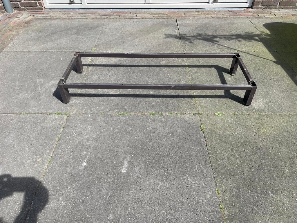 Onderstel voor dressoir of kast, metaal bruin, Ophalen, Gebruikt