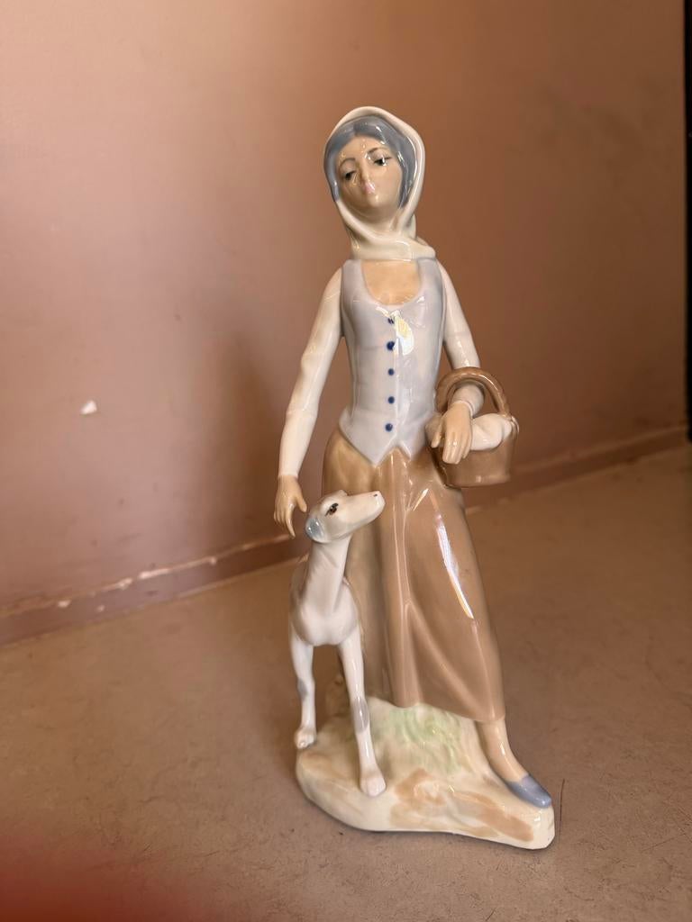 Vintage Lladro Beeldje Casades Vrouw met Hond en Mandje, Verzamelen, Beelden en Beeldjes, Ophalen of Verzenden, Zo goed als nieuw