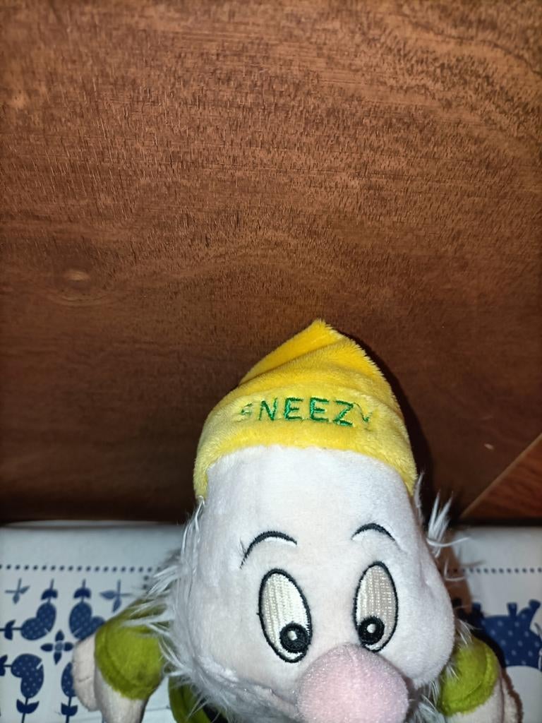 Dwerg Sneezy knuffel van Sneeuwwitje en de 7 dwergen, Ophalen of Verzenden, Zo goed als nieuw, Overige typen