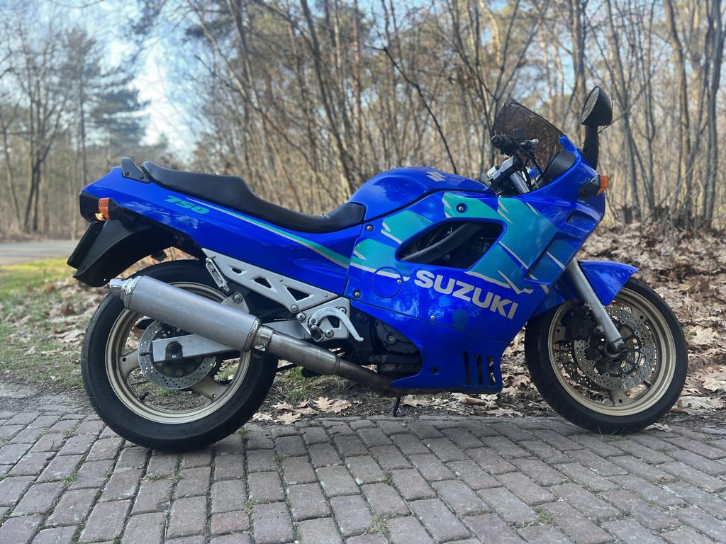 Suzuki GSX F 750 GSXF 750, MOOIE STAAT (bj 1994), Motoren, Motoren | Oldtimers, Teskautos, Meer dan 35 kW, Overig, Nicolaas Beetslaan 66A
3705SX  ZEIST, NL