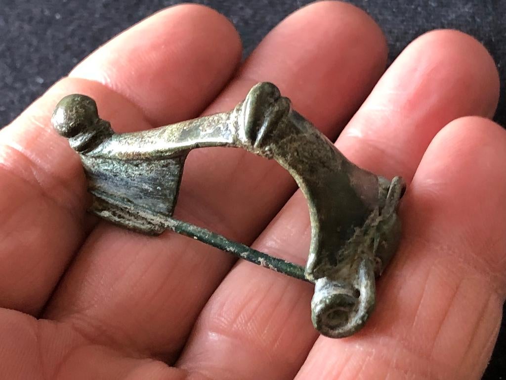 Bodemvondst Romeinse mantelspeld Knie FIBULA  zwaar en hoog, Ophalen of Verzenden, Brons