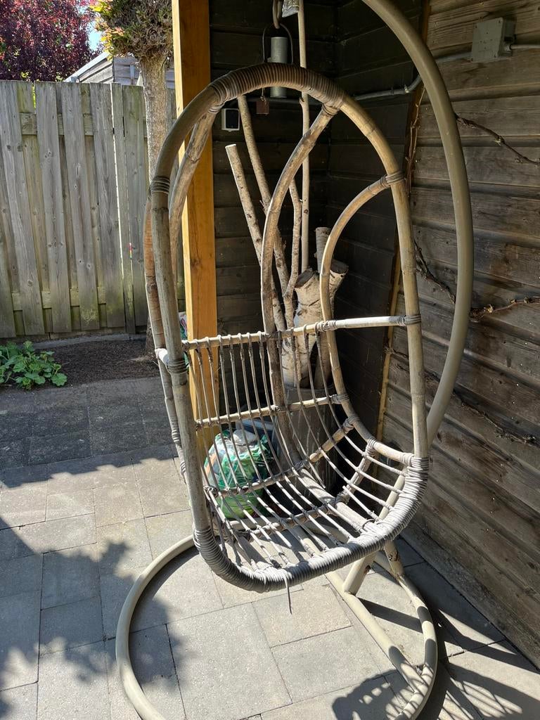 gratis af te halen compl schommelstoel met ijzeren standaad, Ophalen, Zo goed als nieuw