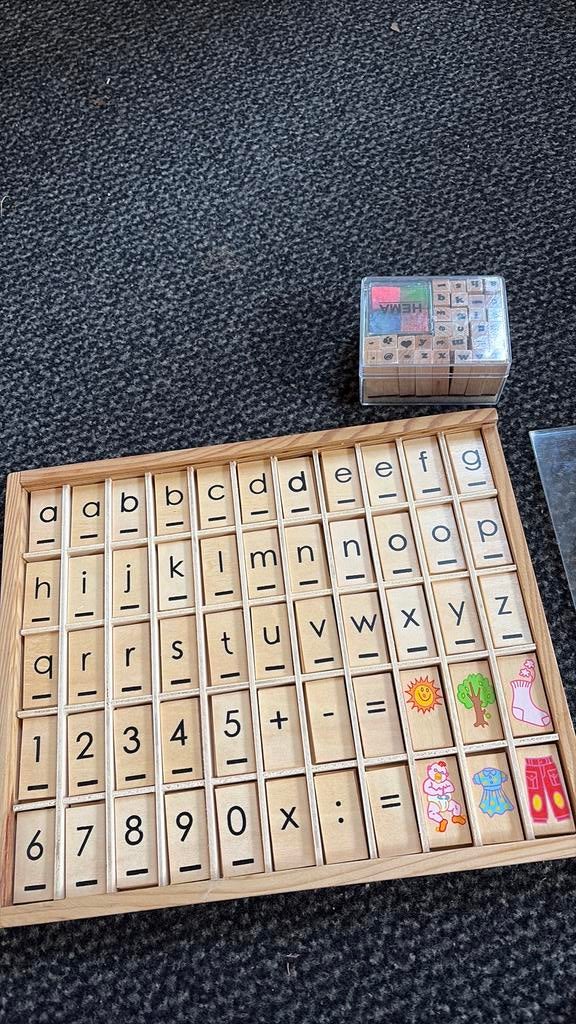 Houten letterkaartjes en letterstempels, Ophalen of Verzenden, Zo goed als nieuw