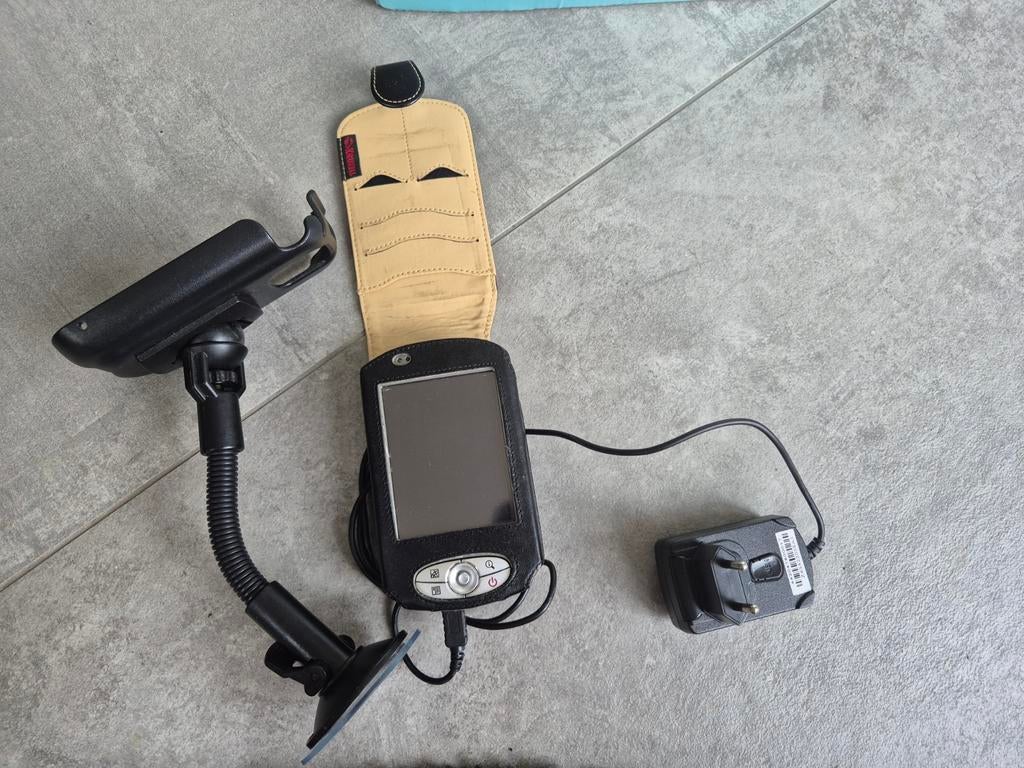 Mio GPS Navigatie met houder en oplader, Ophalen of Verzenden, Gebruikt