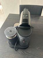 Nespresso apparaat met melkopschuimer, Espresso apparaat, Ophalen of Verzenden, Zo goed als nieuw, 1 kopje