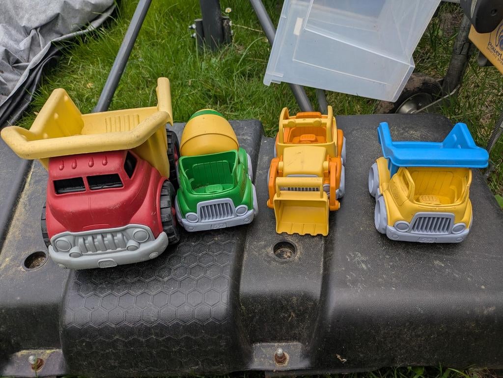 Vier Green Toys auto's voor in de zandbak, Ophalen, Gebruikt